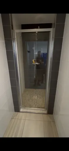 Remplacement réussi d'une porte de douche à Carros., Cagnes-sur-Mer, Les Plombiers d'Azur