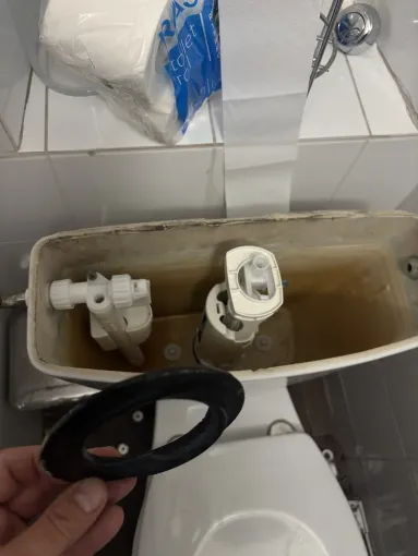 Changement de mécanisme de toilette à Nice : une intervention réussie par Les Plombiers d'Azur, Cagnes-sur-Mer, Les Plombiers d'Azur