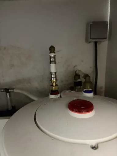 Intervention d'urgence à la poste d'Antibes pour un ballon sous-évier défectueux, Cagnes-sur-Mer, Les Plombiers d'Azur