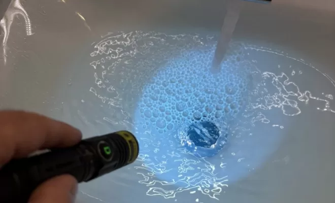 Recherche de fuite à la fluorescine transparente visible à la lampe UV