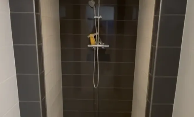 Remplacement réussi d'une porte de douche à Carros., Cagnes-sur-Mer, Les Plombiers d'Azur