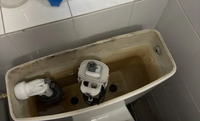 Changement de mécanisme de toilette à Nice : une intervention réussie par Les Plombiers d'Azur, Cagnes-sur-Mer, Les Plombiers d'Azur