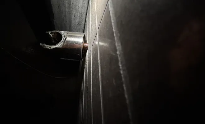 Attention aux infiltrations d'eau derrière votre douche, Cagnes-sur-Mer, Les Plombiers d'Azur