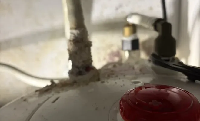 Intervention d'urgence à la poste d'Antibes pour un ballon sous-évier défectueux, Cagnes-sur-Mer, Les Plombiers d'Azur