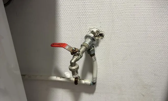 Intervention d'urgence à la poste d'Antibes pour un ballon sous-évier défectueux, Cagnes-sur-Mer, Les Plombiers d'Azur