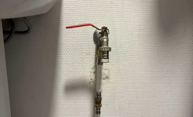 Intervention d'urgence à la poste d'Antibes pour un ballon sous-évier défectueux, Cagnes-sur-Mer, Les Plombiers d'Azur