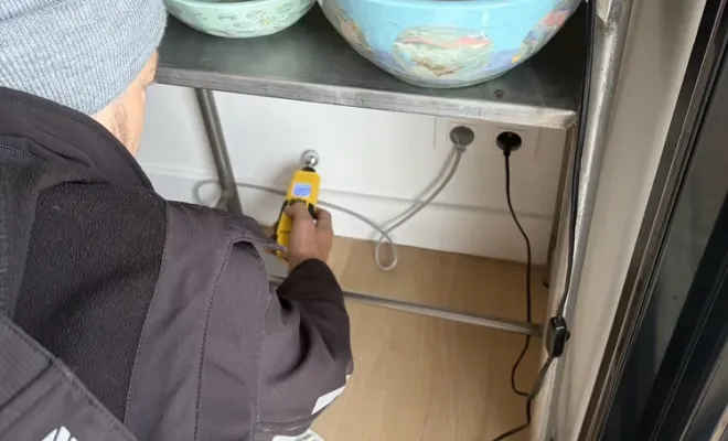 Intervention réussie pour une recherche de fuite complexe sur la promenade des Anglais à Nice, Cagnes-sur-Mer, Les Plombiers d'Azur